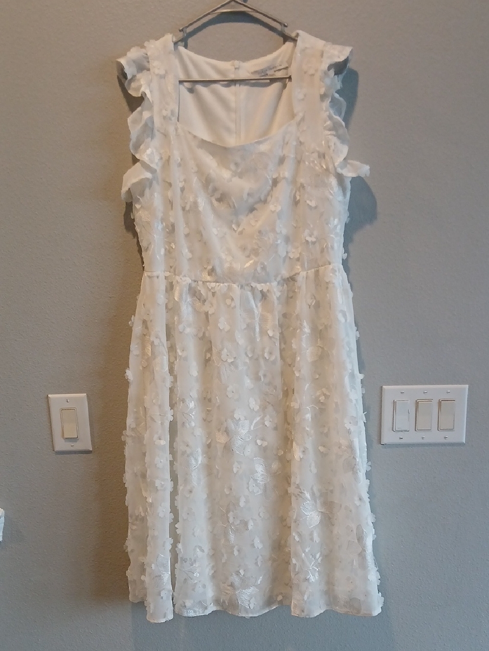 julia jordan 14 3d Flower White Sleeveless Dress with Floral Appliqué